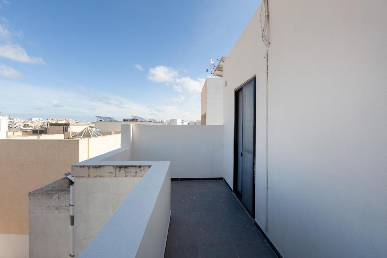 83/3-lovely 1 Bedroom Penthouse Apartment *