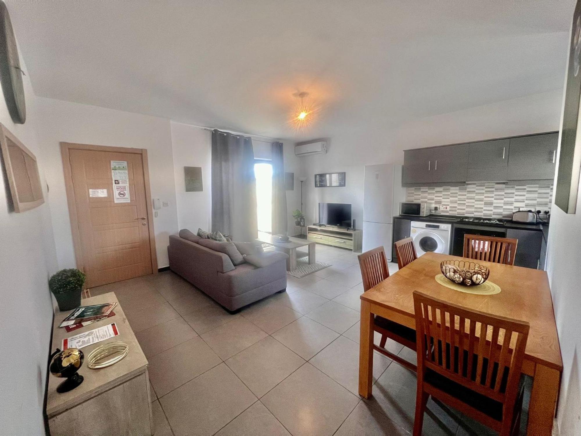 83/3-lovely 1 Bedroom Penthouse Apartment