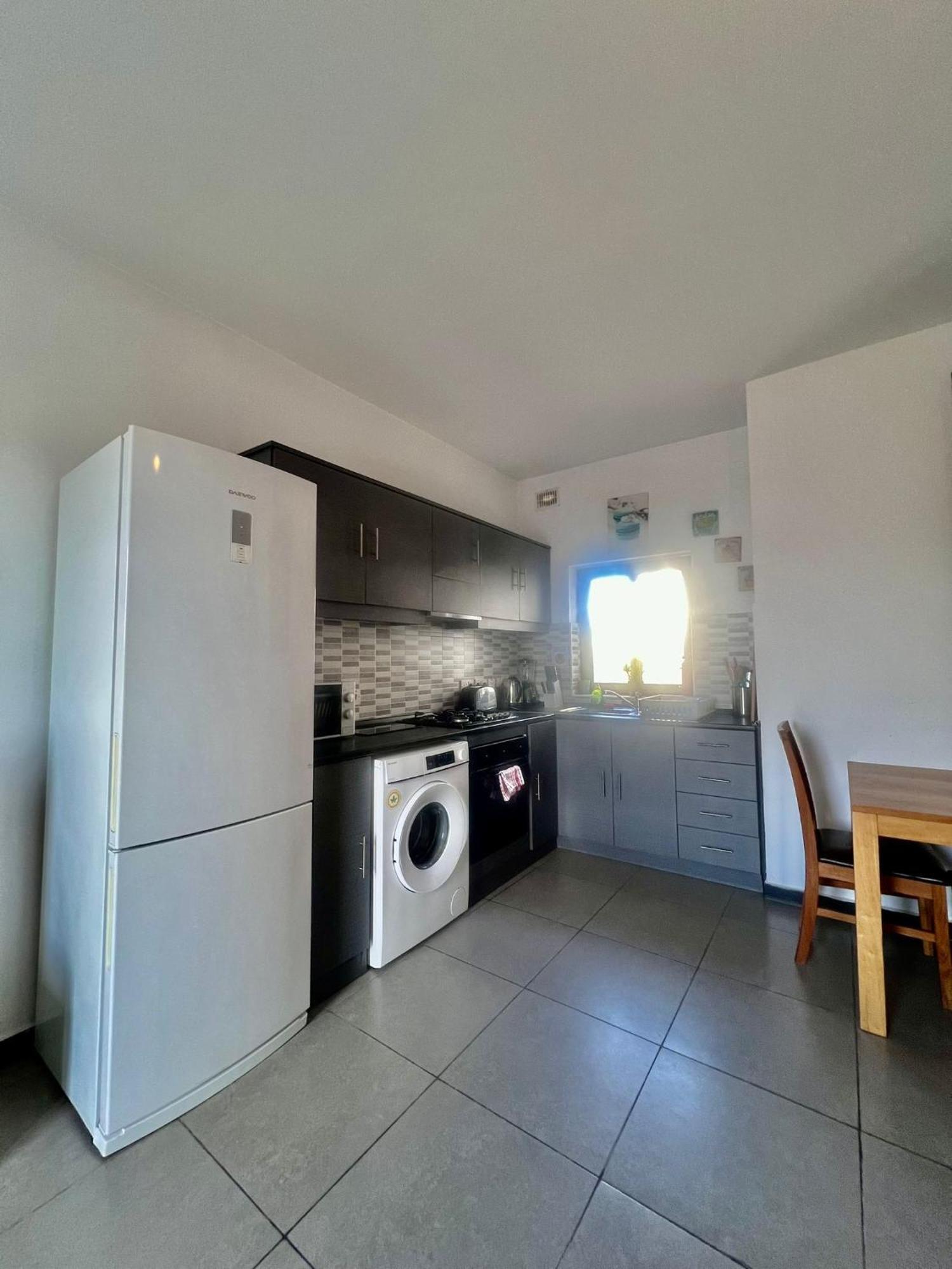 83/3-lovely 1 Bedroom Penthouse Apartment *