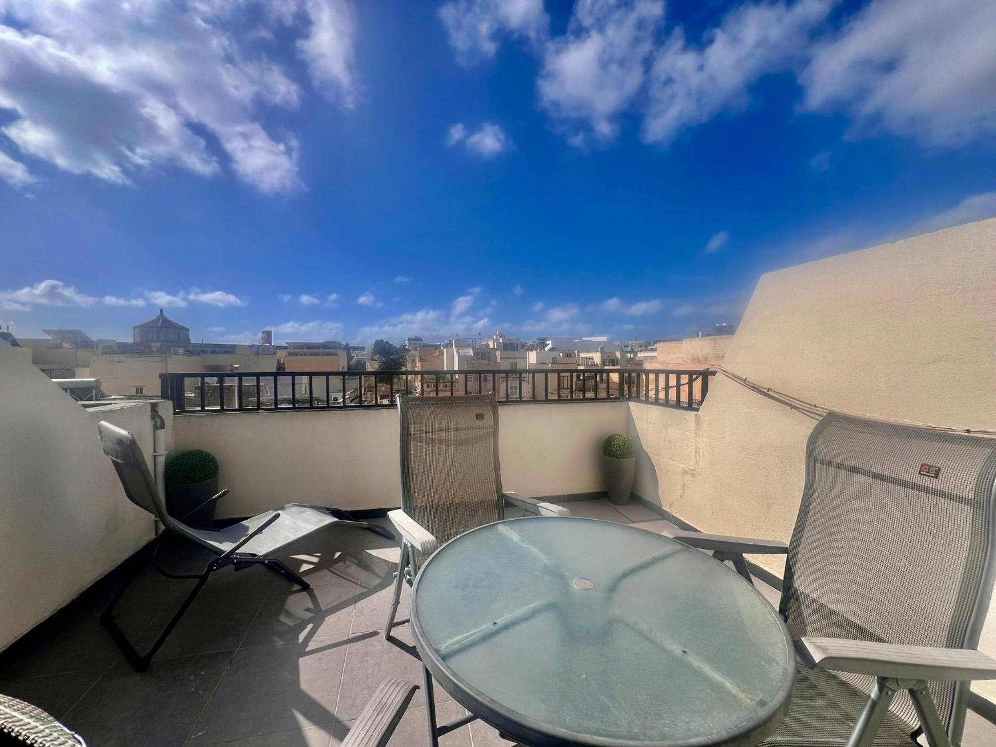83/3-lovely 1 Bedroom Penthouse Apartment *