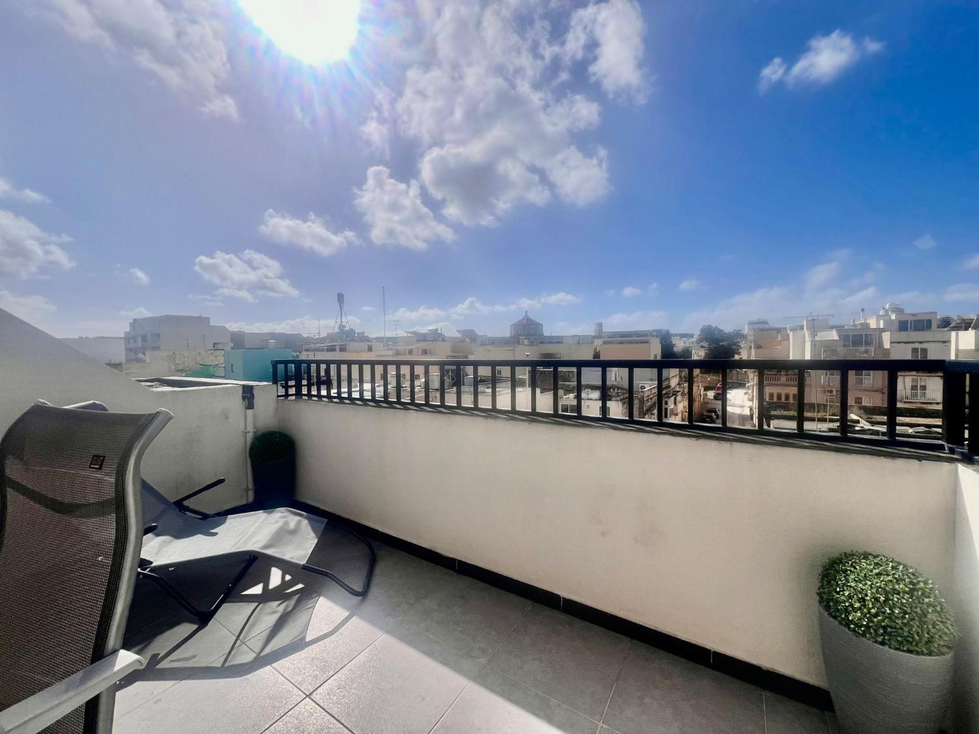 83/3-lovely 1 Bedroom Penthouse Apartment *